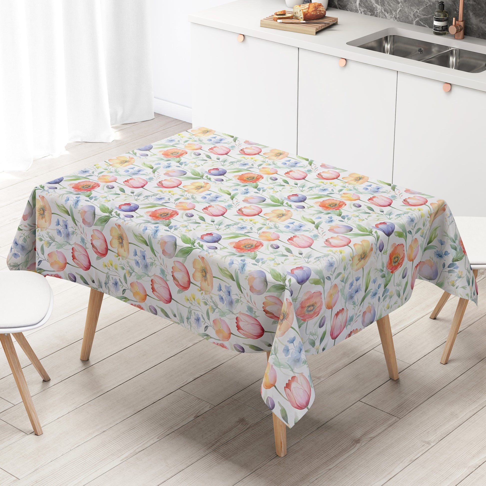 Wachstuch-Tischdecke mit zartem Aquarell-Blumenmuster auf hellem Hintergrund. Tulpen, Mohnblumen und kleine Blüten in Rosa, Orange, Gelb, Blau und Violett werden von grünen Blättern und feinen Zweigen ergänzt.