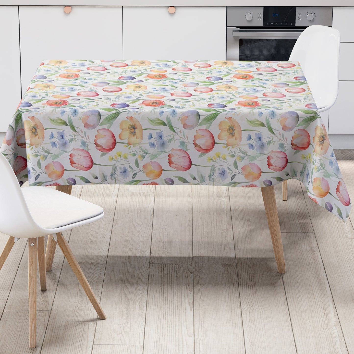 Wachstuch-Tischdecke mit zartem Aquarell-Blumenmuster auf hellem Hintergrund. Tulpen, Mohnblumen und kleine Blüten in Rosa, Orange, Gelb, Blau und Violett werden von grünen Blättern und feinen Zweigen ergänzt.