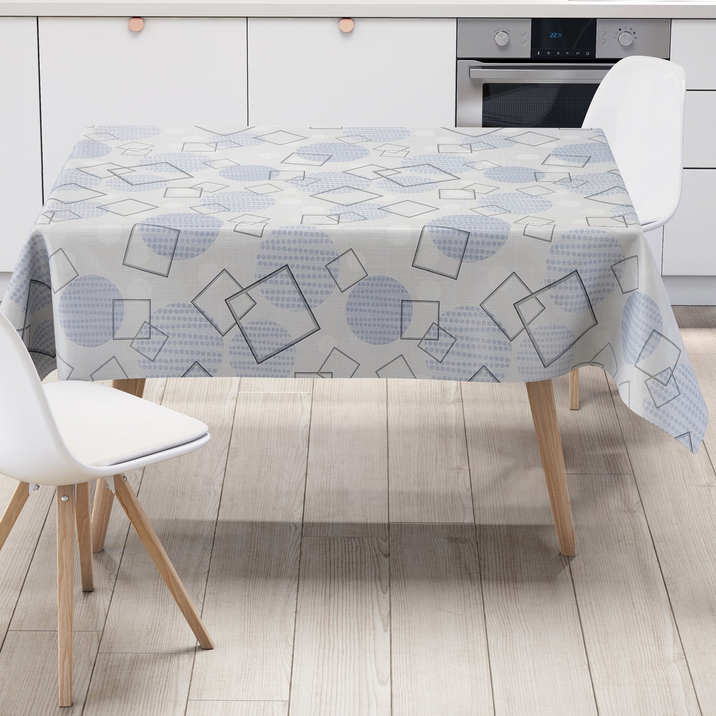 Wachstuch-Tischdecke mit modernem geometrischem Muster in Grau und Hellblau. Transparente Quadrate und Rechtecke überlagern sich auf hellem Hintergrund, ergänzt durch Kreise und feine Punktstrukturen. Das zeitgemäße Design wirkt dezent, elegant und harmonisch.