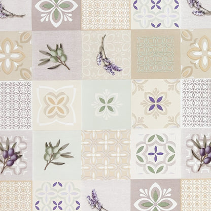Wachstuch-Tischdecke mit Patchwork-Muster in Creme, Beige und Grau. Dekorative Fliesenornamente, stilisierte Blüten, Lavendel- und Olivenzweige in sanften Grün- und Lilatönen verleihen dem Design einen mediterranen Landhaus-Charme.