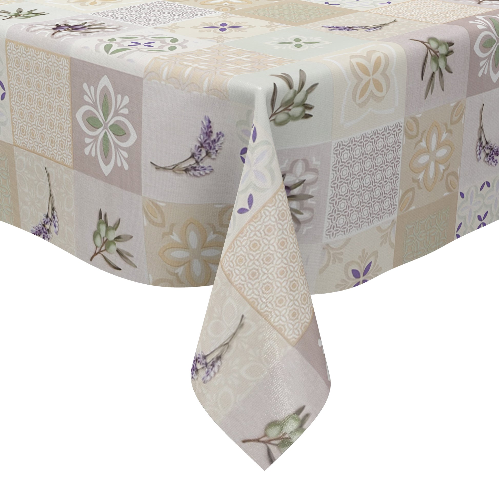Wachstuch-Tischdecke mit Patchwork-Muster in Creme, Beige und Grau. Dekorative Fliesenornamente, stilisierte Blüten, Lavendel- und Olivenzweige in sanften Grün- und Lilatönen verleihen dem Design einen mediterranen Landhaus-Charme.