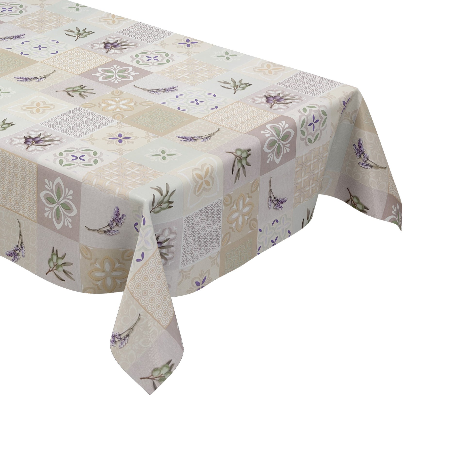 Wachstuch-Tischdecke mit Patchwork-Muster in Creme, Beige und Grau. Dekorative Fliesenornamente, stilisierte Blüten, Lavendel- und Olivenzweige in sanften Grün- und Lilatönen verleihen dem Design einen mediterranen Landhaus-Charme.