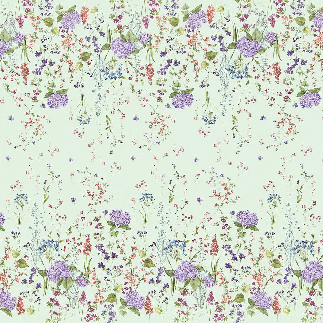 Wachstuchtischdecke mit romantischem Blumenmuster auf mintgrünem Hintergrund. Zarte Wildblumen, filigrane Zweige und Blütenranken in Rosa, Blau, Lila und Rot verteilen sich locker über die Fläche. Große violette Hortensien setzen dekorative Akzente entlang der oberen und unteren Bereiche. Das detailreiche, aquarellartige Dessin wirkt leicht, natürlich und verspielt und verleiht dem Tisch eine frische, florale Ausstrahlung.