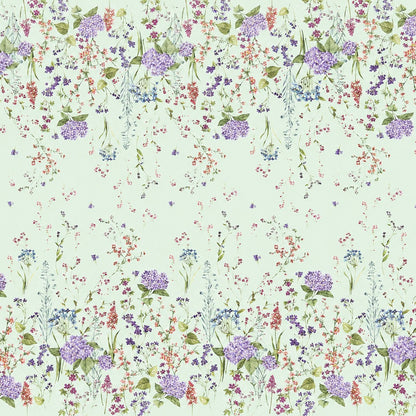Wachstuchtischdecke mit romantischem Blumenmuster auf mintgrünem Hintergrund. Zarte Wildblumen, filigrane Zweige und Blütenranken in Rosa, Blau, Lila und Rot verteilen sich locker über die Fläche. Große violette Hortensien setzen dekorative Akzente entlang der oberen und unteren Bereiche. Das detailreiche, aquarellartige Dessin wirkt leicht, natürlich und verspielt und verleiht dem Tisch eine frische, florale Ausstrahlung.