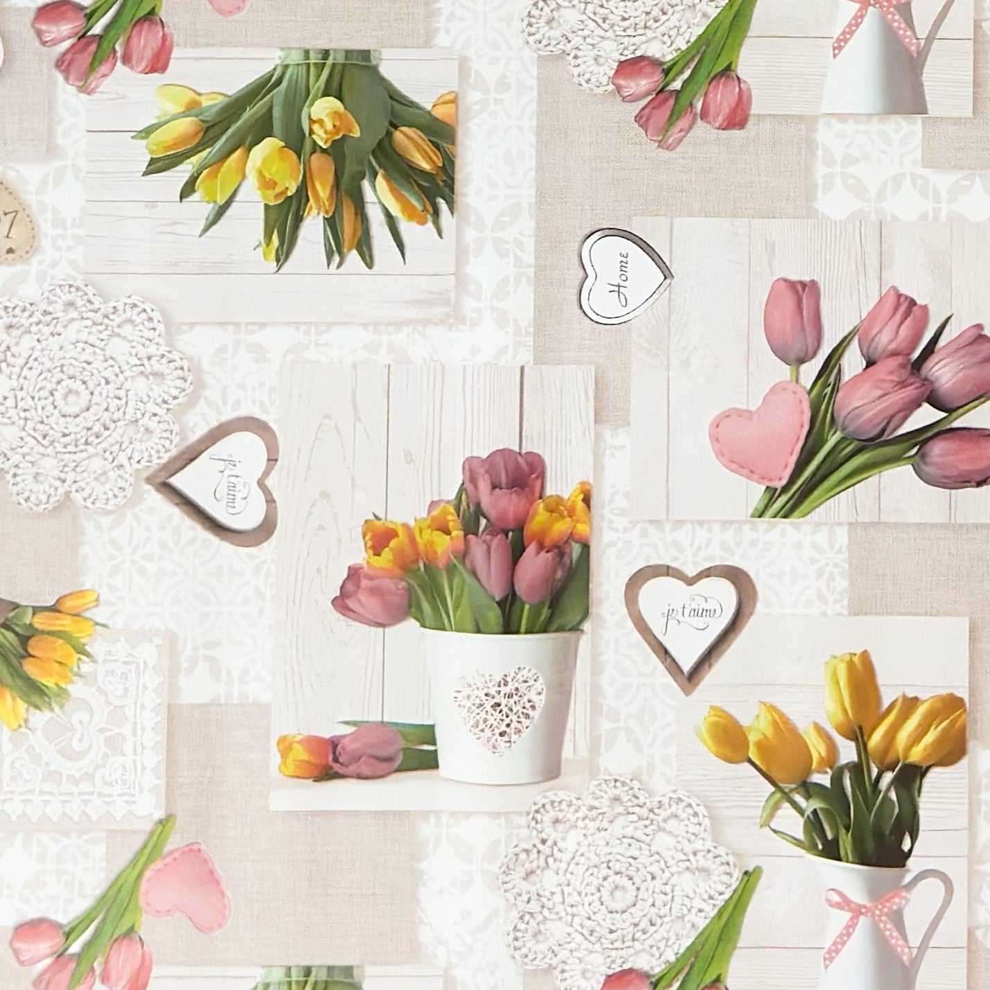 Rechteckige Wachstuch-Tischdecke in Beige und Creme mit romantischem Patchwork-Dessin. Das Muster zeigt rosa und gelbe Tulpensträuße, Herzen, Spitzenornamente und dekorative Landhaus-Elemente auf hellen Holzoptik-Hintergründen. Die frühlingshafte Farbgestaltung verleiht der Tischdecke einen gemütlichen Vintage-Charakter.