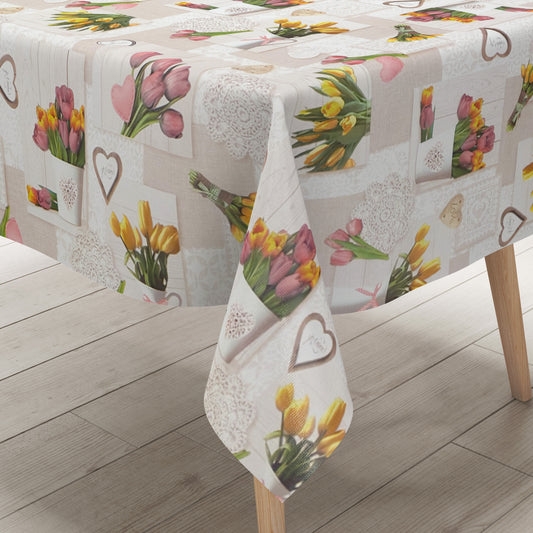 Rechteckige Wachstuch-Tischdecke in Beige und Creme mit romantischem Patchwork-Dessin. Das Muster zeigt rosa und gelbe Tulpensträuße, Herzen, Spitzenornamente und dekorative Landhaus-Elemente auf hellen Holzoptik-Hintergründen. Die frühlingshafte Farbgestaltung verleiht der Tischdecke einen gemütlichen Vintage-Charakter.