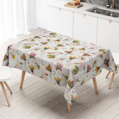 Rechteckige Wachstuch-Tischdecke in Beige und Creme mit romantischem Patchwork-Dessin. Das Muster zeigt rosa und gelbe Tulpensträuße, Herzen, Spitzenornamente und dekorative Landhaus-Elemente auf hellen Holzoptik-Hintergründen. Die frühlingshafte Farbgestaltung verleiht der Tischdecke einen gemütlichen Vintage-Charakter.