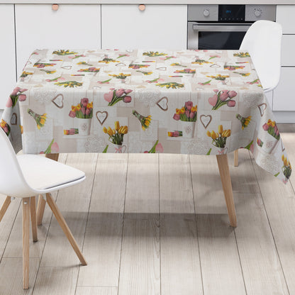Rechteckige Wachstuch-Tischdecke in Beige und Creme mit romantischem Patchwork-Dessin. Das Muster zeigt rosa und gelbe Tulpensträuße, Herzen, Spitzenornamente und dekorative Landhaus-Elemente auf hellen Holzoptik-Hintergründen. Die frühlingshafte Farbgestaltung verleiht der Tischdecke einen gemütlichen Vintage-Charakter.