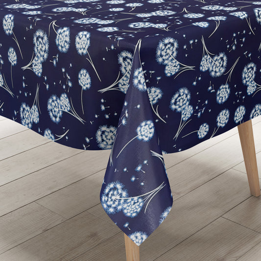 Wachstuch Tischdecke mit dunkelblauem Hintergrund und filigranen weißen Pusteblumen, deren zarte Samen wie kleine Sterne über die Fläche schweben. Ein luftiges, romantisches Blumenmuster, das an eine sommerliche Wiese im Abendlicht erinnert.
