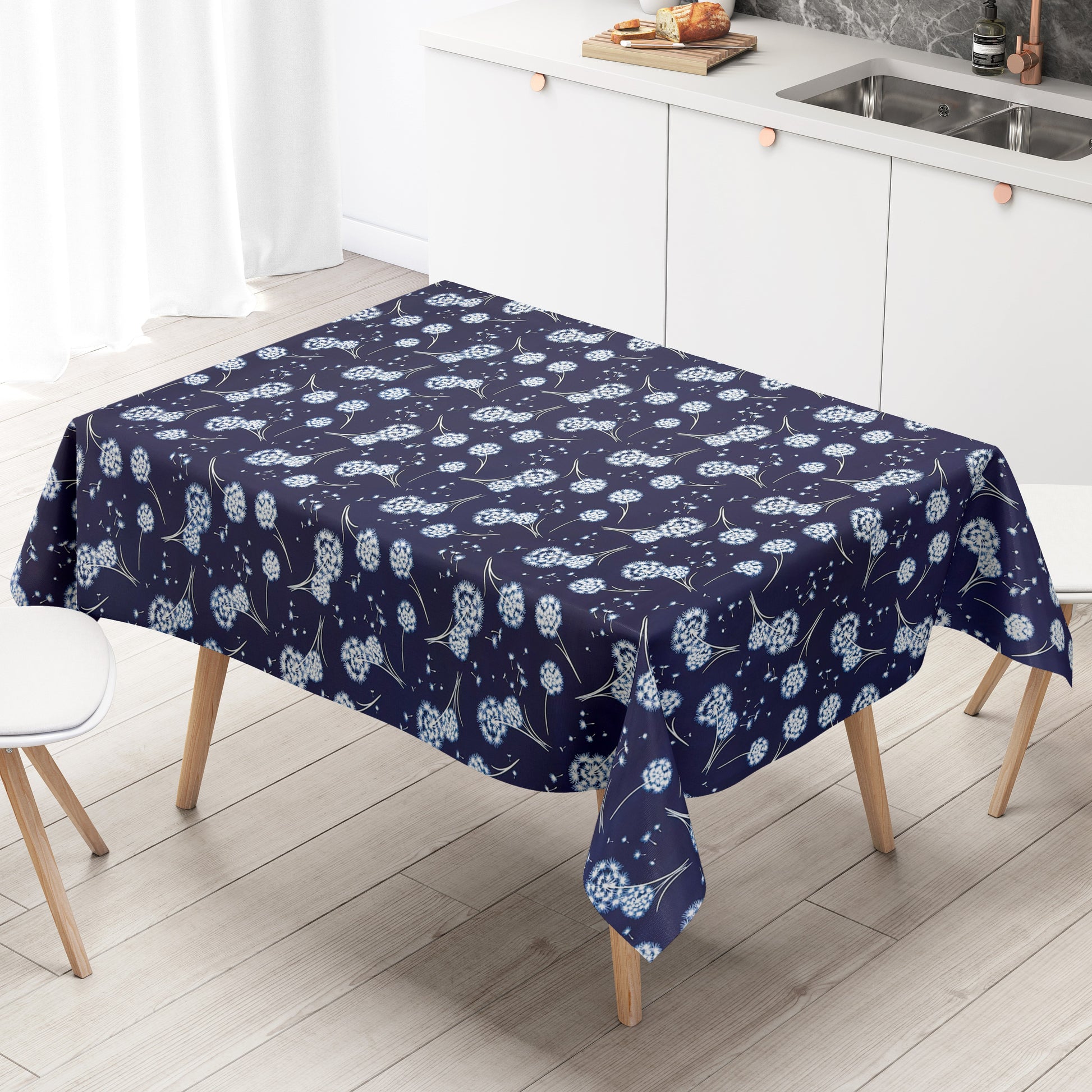Wachstuch Tischdecke mit dunkelblauem Hintergrund und filigranen weißen Pusteblumen, deren zarte Samen wie kleine Sterne über die Fläche schweben. Ein luftiges, romantisches Blumenmuster, das an eine sommerliche Wiese im Abendlicht erinnert.