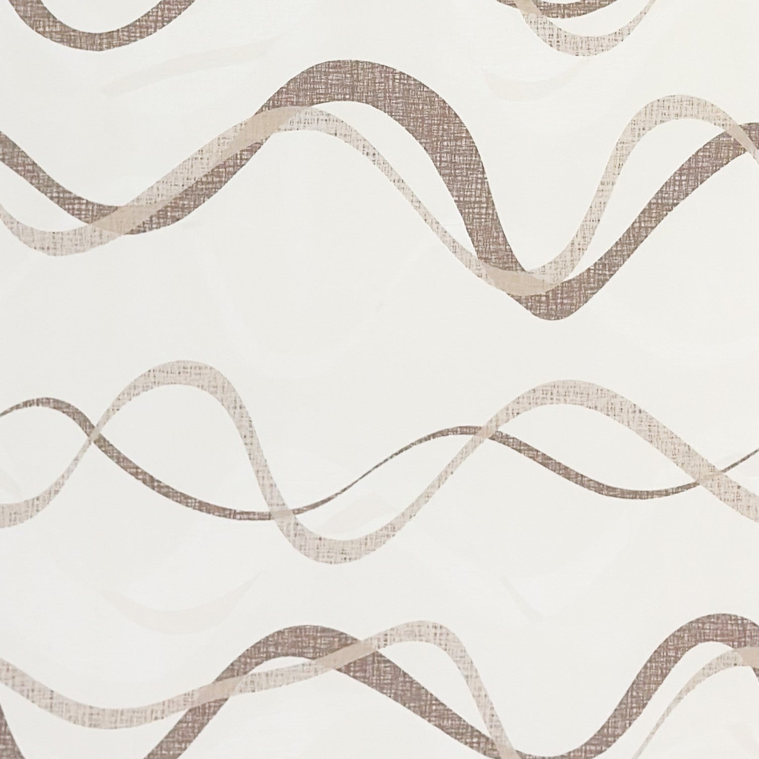Wachstuch-Tischdecke mit modernem Wellenmuster in Beige, Taupe und Sand auf hellem Hintergrund. Geschwungene Linien in feiner Leinenoptik verleihen dem Design eine elegante, ruhige und zeitlose Ausstrahlung im modernen Wohnstil.