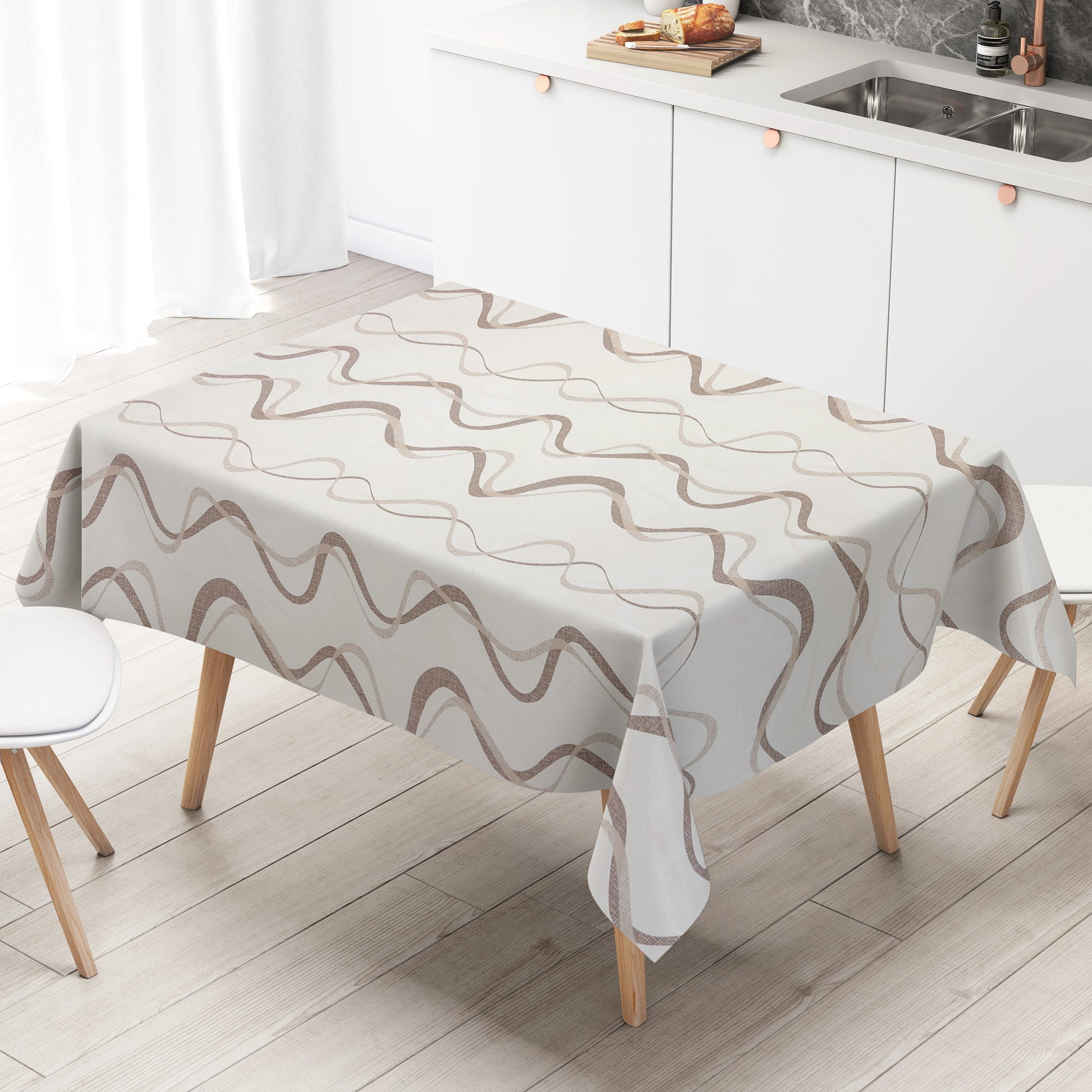 Wachstuch-Tischdecke mit modernem Wellenmuster in Beige, Taupe und Sand auf hellem Hintergrund. Geschwungene Linien in feiner Leinenoptik verleihen dem Design eine elegante, ruhige und zeitlose Ausstrahlung im modernen Wohnstil.