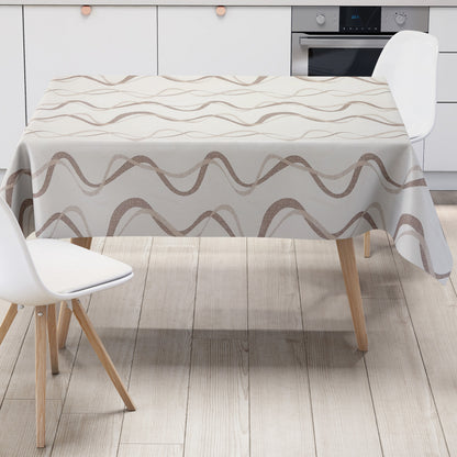 Wachstuch-Tischdecke mit modernem Wellenmuster in Beige, Taupe und Sand auf hellem Hintergrund. Geschwungene Linien in feiner Leinenoptik verleihen dem Design eine elegante, ruhige und zeitlose Ausstrahlung im modernen Wohnstil.