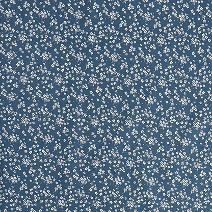 Die Jacquard Tischdecke aus beschichteter Baumwolle zeigt ein dezentes Streublumenmuster mit vielen kleinen, feinen Blüten in Weiß auf dunklem Hintergrund. Die gleichmäßige Verteilung wirkt ruhig und elegant.