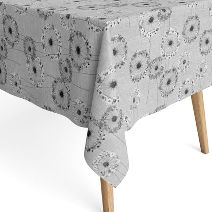 Jacquard-Tischdecke mit filigranem Blumenmotiv aus stilisierten, fein gezeichneten Blüten in Grau- und Weißtönen. Beschichtete Baumwolle mit praktischem Fleckenschutz.