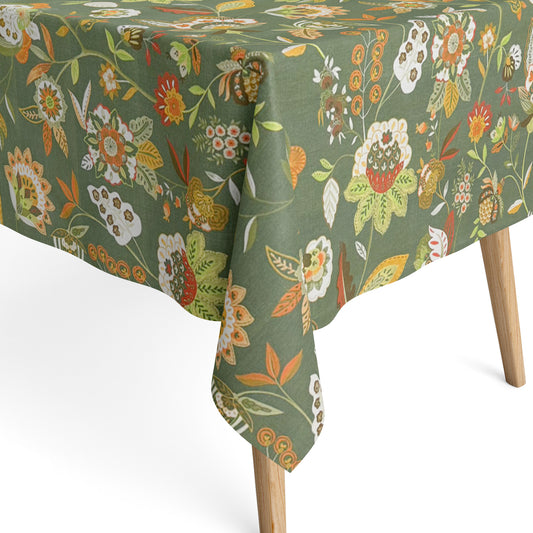 Jacquard-Tischdecke aus beschichteter Baumwolle mit boho-inspiriertem, detailreichem Blumenmuster auf dunkelgrünem Hintergrund; filigrane Blüten, Blätter und Ornamente in warmen Natur- und Erdtönen, fleckenabweisend und pflegeleicht.