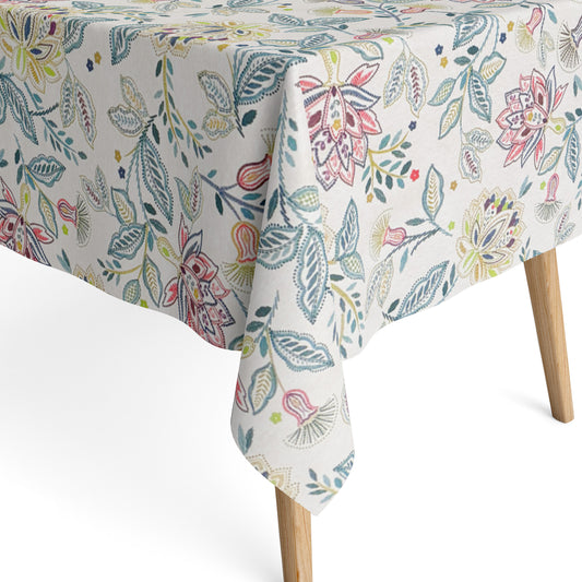  Die Jacquard Tischdecke aus beschichteter Baumwolle zeigt ein elegantes, filigranes Blumenmuster mit feinen Blüten, Blättern und Ranken in sanften Grün-, Blau- und Rosatönen. Die detailreiche Webstruktur verleiht Tiefe, während die Beschichtung sie fleckenabweisend und pflegeleicht macht. 