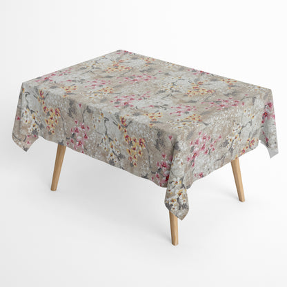 Beschichtete Baumwoll-Tischdecke mit Fleckenschutz im Design ROVIERA, naturfarbener Hintergrund mit zarten Kirschblüten in Weiß, Rosa und Creme auf filigranen Zweigen sowie dekorativen floralen Konturen in Beige- und Grautönen.