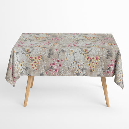 Beschichtete Baumwoll-Tischdecke mit Fleckenschutz im Design ROVIERA, naturfarbener Hintergrund mit zarten Kirschblüten in Weiß, Rosa und Creme auf filigranen Zweigen sowie dekorativen floralen Konturen in Beige- und Grautönen.