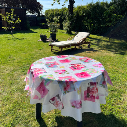 bedruckte Folie mit Blüten Patchwork in pink rosa auf einer weißen Stofftischdecke mit floralem Muster fotografiert