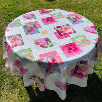 bedruckte Folie mit Blüten Patchwork in pink rosa auf einer weißen Stofftischdecke mit floralem Muster fotografiert