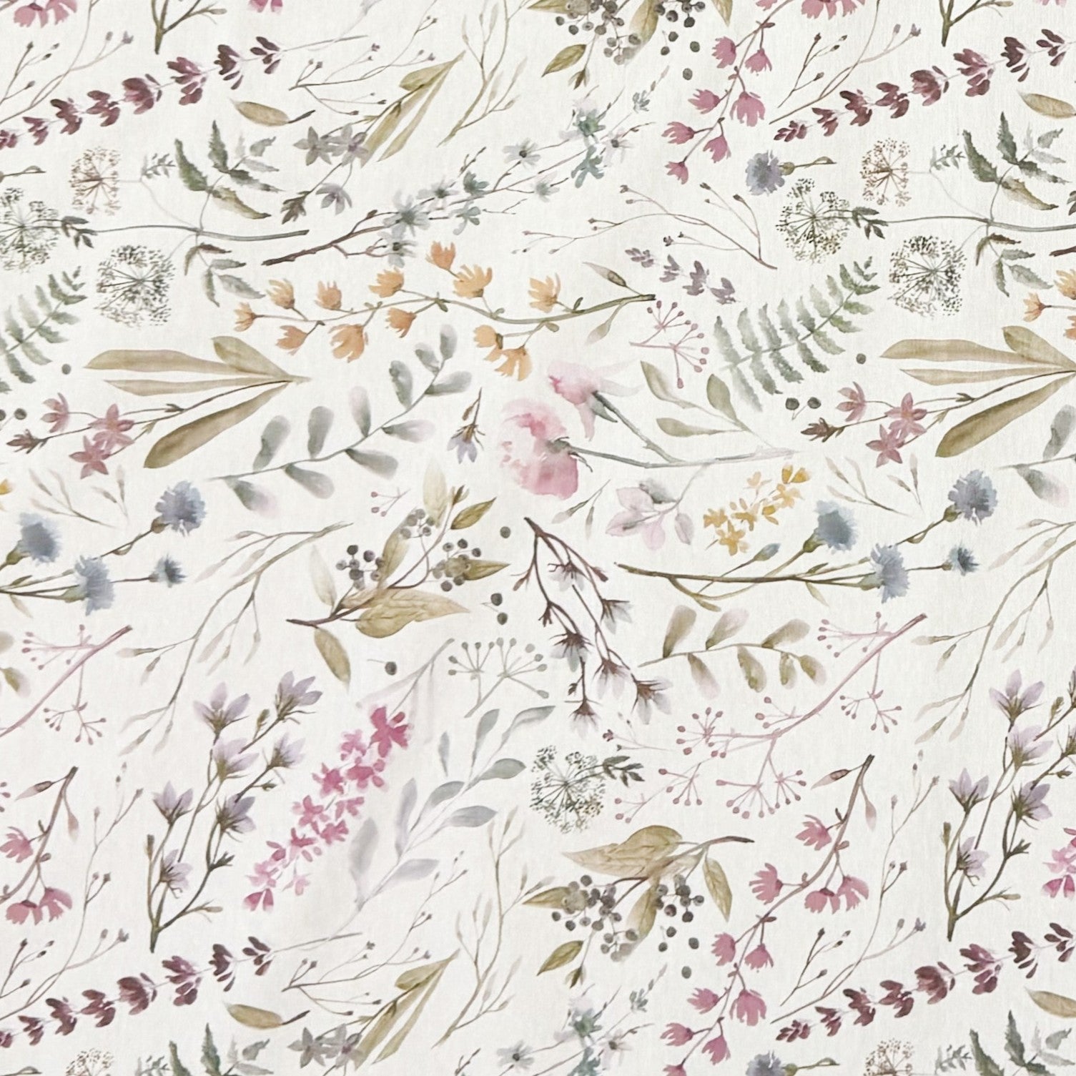 Jacquard Tischdecke aus beschichteter Baumwolle mit zartem, naturinspiriertem Blumen- und Zweigmuster in sanften Pastelltönen, fleckenabweisend und pflegeleicht.