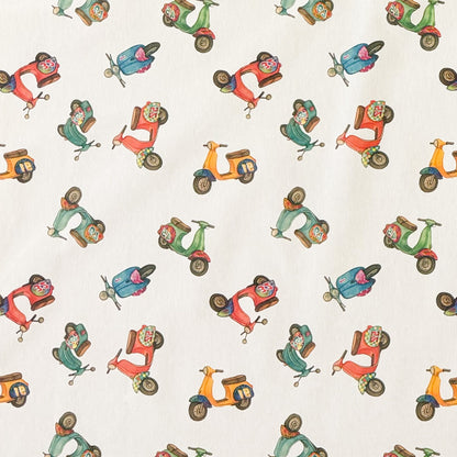  Die Jacquard Tischdecke aus beschichteter Baumwolle zeigt ein verspieltes Muster mit kleinen, farbenfrohen Motorrollern in Rot, Grün, Blau und Gelb auf hellem Hintergrund. Die feine Webstruktur sorgt für Qualität, während die Beschichtung sie fleckenabweisend macht. 