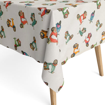  Die Jacquard Tischdecke aus beschichteter Baumwolle zeigt ein verspieltes Muster mit kleinen, farbenfrohen Motorrollern in Rot, Grün, Blau und Gelb auf hellem Hintergrund. Die feine Webstruktur sorgt für Qualität, während die Beschichtung sie fleckenabweisend macht. 