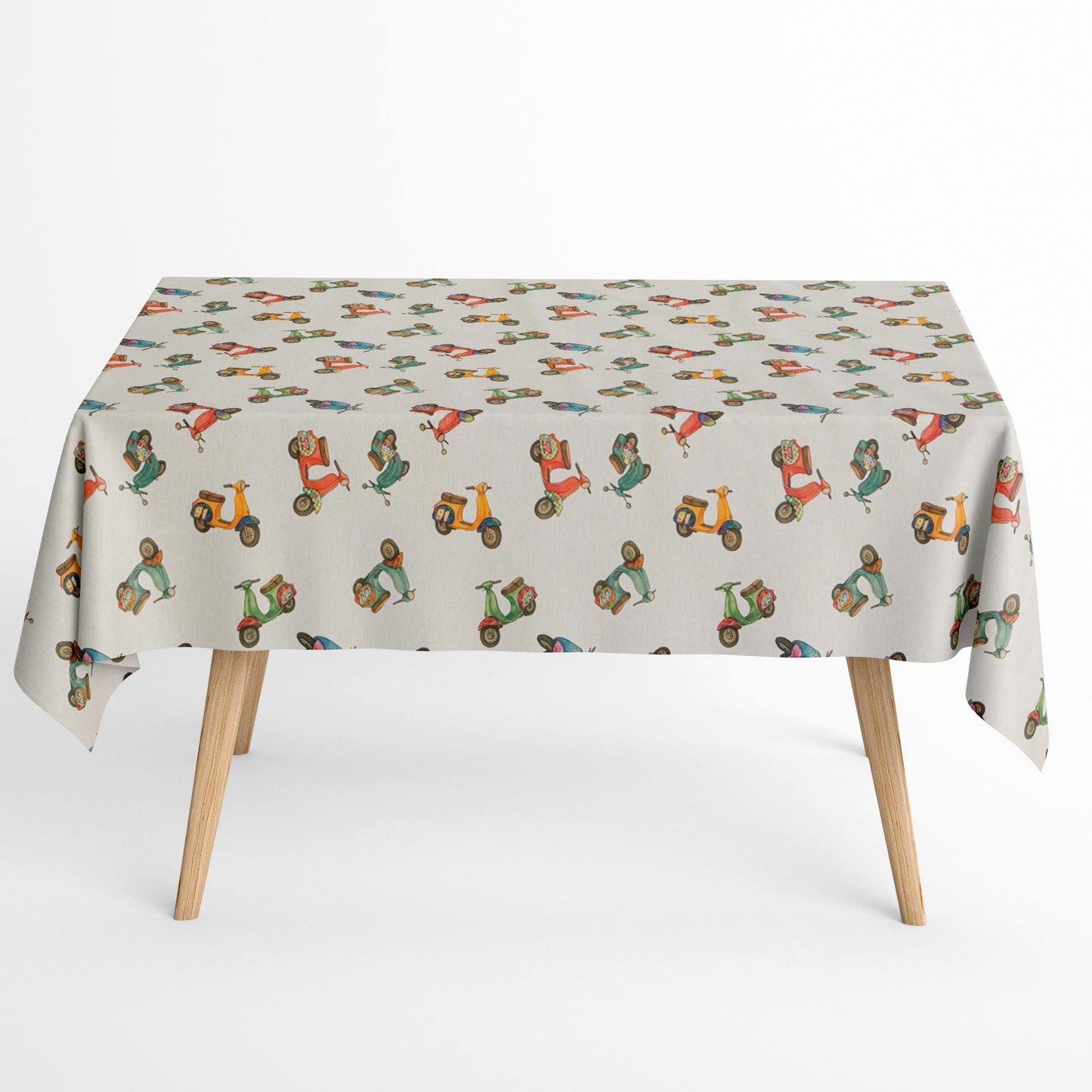  Die Jacquard Tischdecke aus beschichteter Baumwolle zeigt ein verspieltes Muster mit kleinen, farbenfrohen Motorrollern in Rot, Grün, Blau und Gelb auf hellem Hintergrund. Die feine Webstruktur sorgt für Qualität, während die Beschichtung sie fleckenabweisend macht. 
