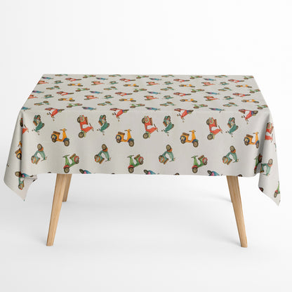  Die Jacquard Tischdecke aus beschichteter Baumwolle zeigt ein verspieltes Muster mit kleinen, farbenfrohen Motorrollern in Rot, Grün, Blau und Gelb auf hellem Hintergrund. Die feine Webstruktur sorgt für Qualität, während die Beschichtung sie fleckenabweisend macht. 